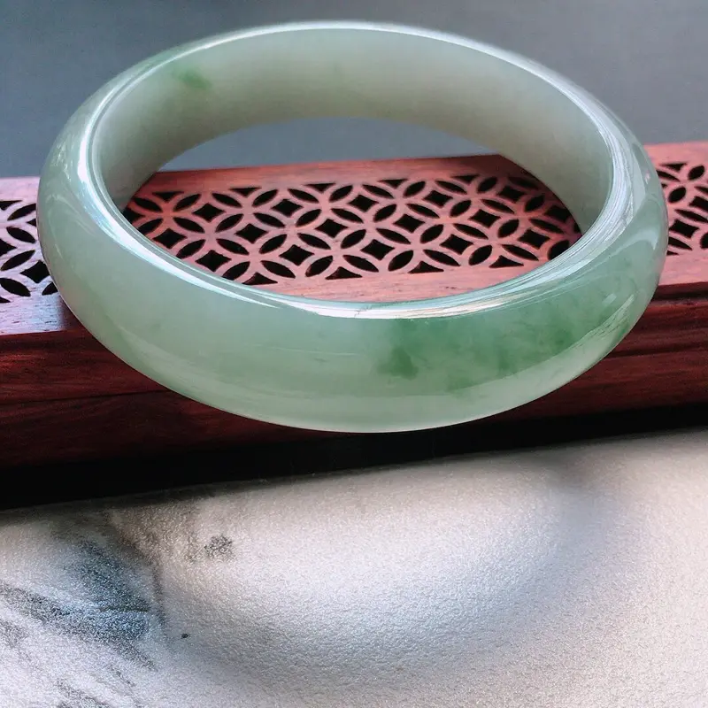 【缅甸翡翠56圈口飘花正圈手镯,自然光实拍,颜色漂亮,玉质莹润,佩戴佳品,尺寸:56.8*13.8*7.9mm,重58.80克】图2