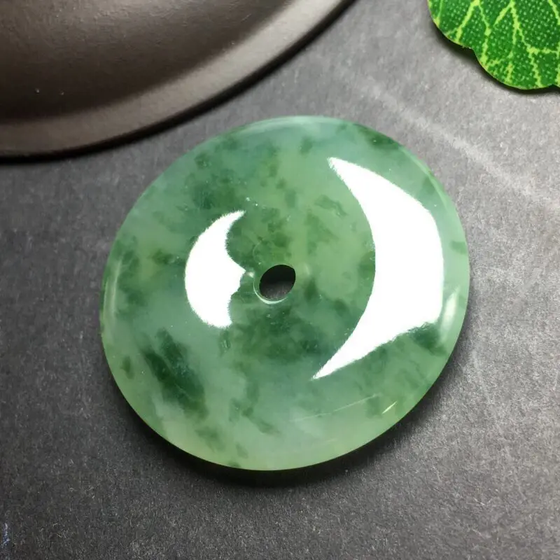 【❤️飘彩平安扣吊坠:种老水足,色泽漂亮,干净透光,雕工精美,圆润饱满,完美无裂,四季平安寓意佳,有孔。尺寸:32.9--5.4】图1