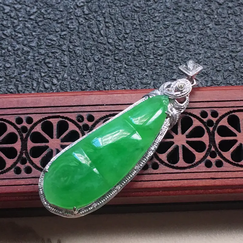 【缅甸翡翠18K金伴钻镶嵌满绿发财豆吊坠,颜色好,玉质细腻,雕工精美,佩戴送礼佳品,包金尺寸: 45.1*13.7*6.5MM,裸石尺寸:31.9*11.5*4.0MM,重4.42克】图1