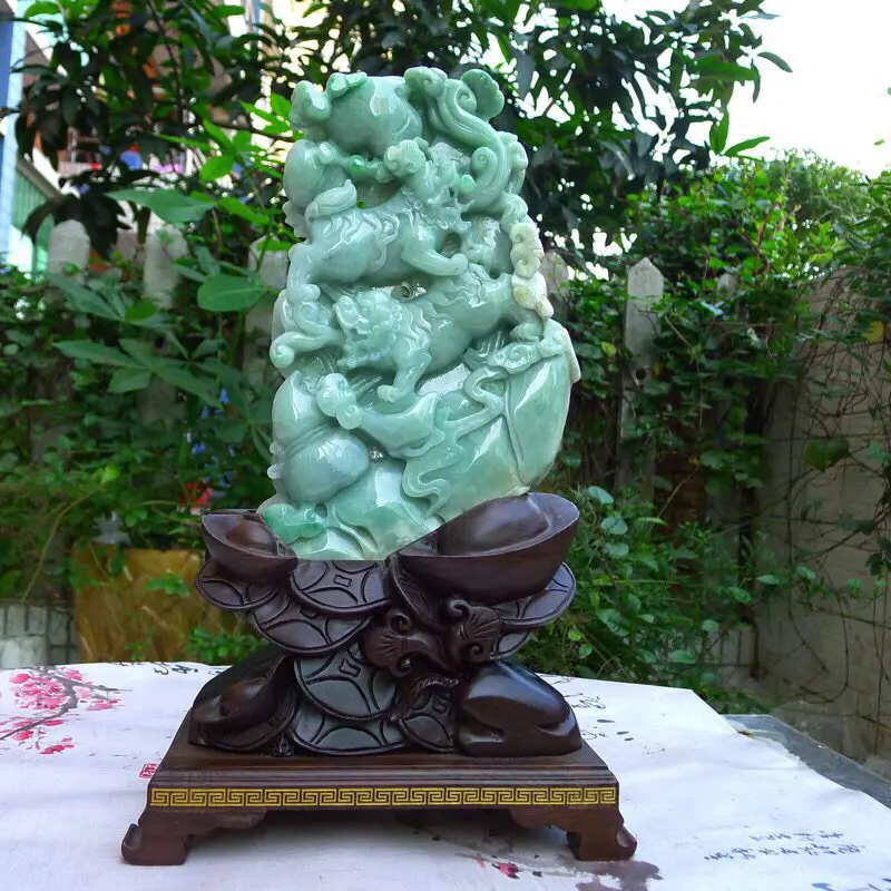 【(狮狮如意)翡翠A货老坑三彩豆绿飘阳绿水润黄加绿精工狮子戏球雄霸天下 事事如意摆件 裸石尺寸:260/155/35 连底坐:380/220/110mm 玉石重量:2.54kg,】图7