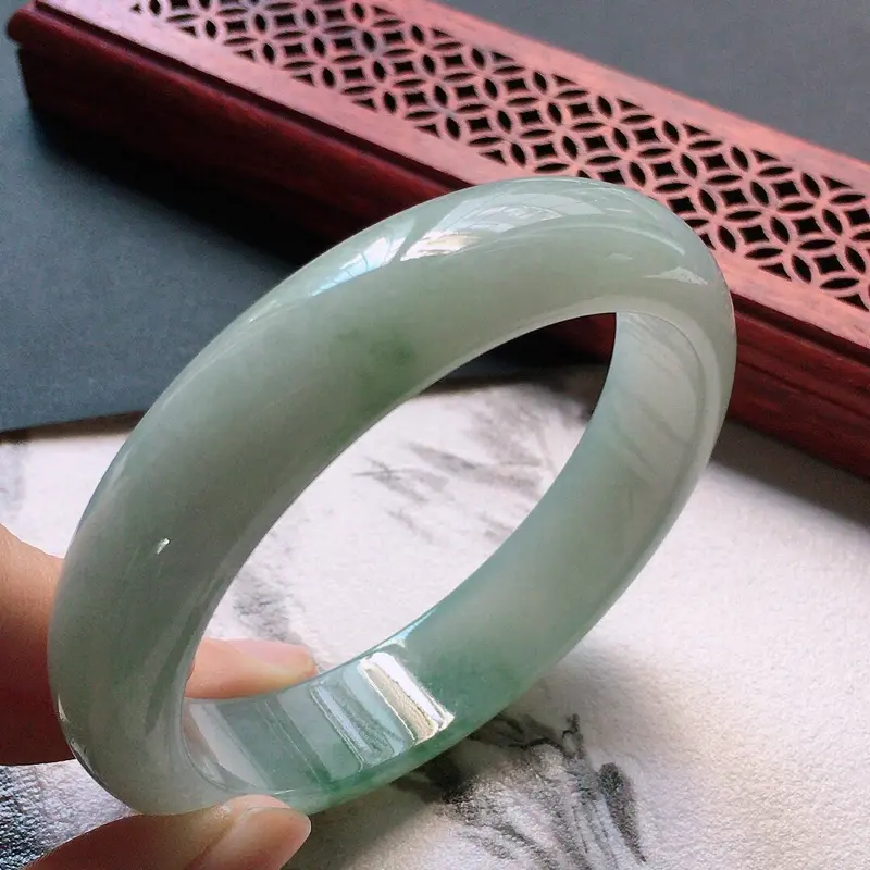 【缅甸翡翠56圈口飘花正圈手镯,自然光实拍,颜色漂亮,玉质莹润,佩戴佳品,尺寸:56.8*13.8*7.9mm,重58.80克】图5