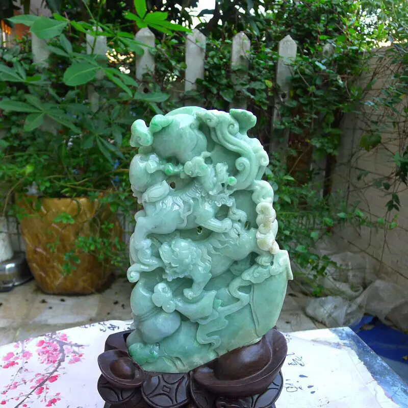 【(狮狮如意)翡翠A货老坑三彩豆绿飘阳绿水润黄加绿精工狮子戏球雄霸天下 事事如意摆件 裸石尺寸:260/155/35 连底坐:380/220/110mm 玉石重量:2.54kg,】图4