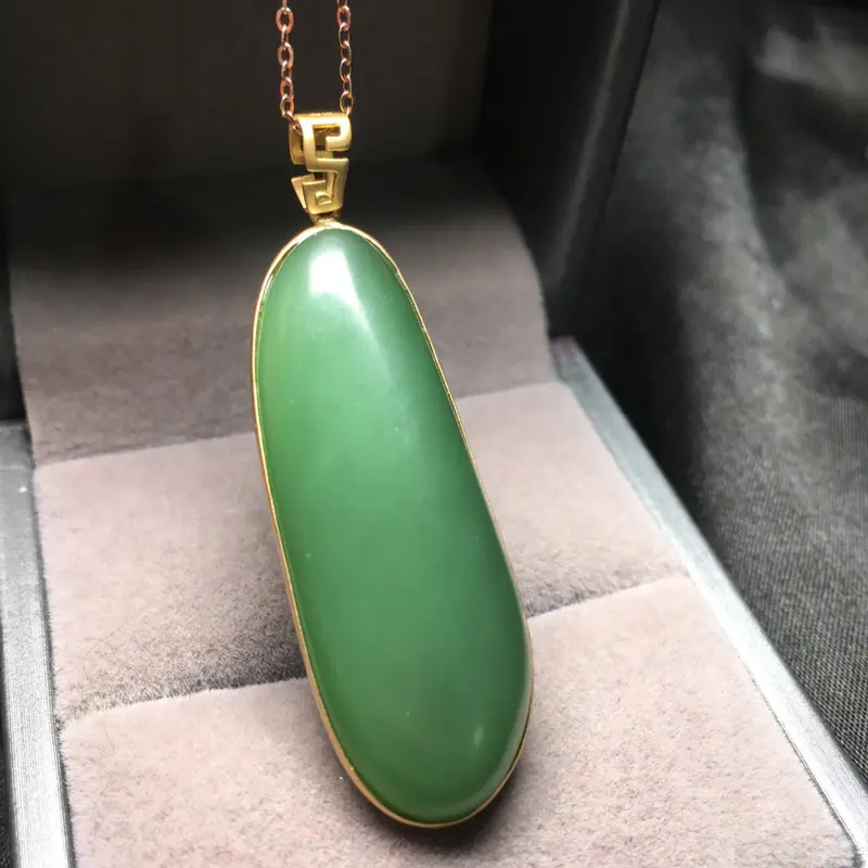 【整体规格:50.1/15.9/8.8/mm
裸石规格:41.5/15.9/8.8/mm
新品推出,天然和田玉碧玉、【碧玉随形吊坠】、18k金镶嵌,款式设计时尚大方、佩戴效果佳,保一生平安,市面上少有的成色】图2