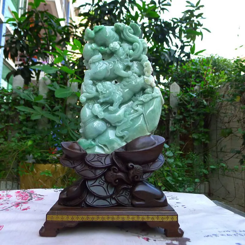 【(狮狮如意)翡翠A货老坑三彩豆绿飘阳绿水润黄加绿精工狮子戏球雄霸天下 事事如意摆件 裸石尺寸:260/155/35 连底坐:380/220/110mm 玉石重量:2.54kg,】图6