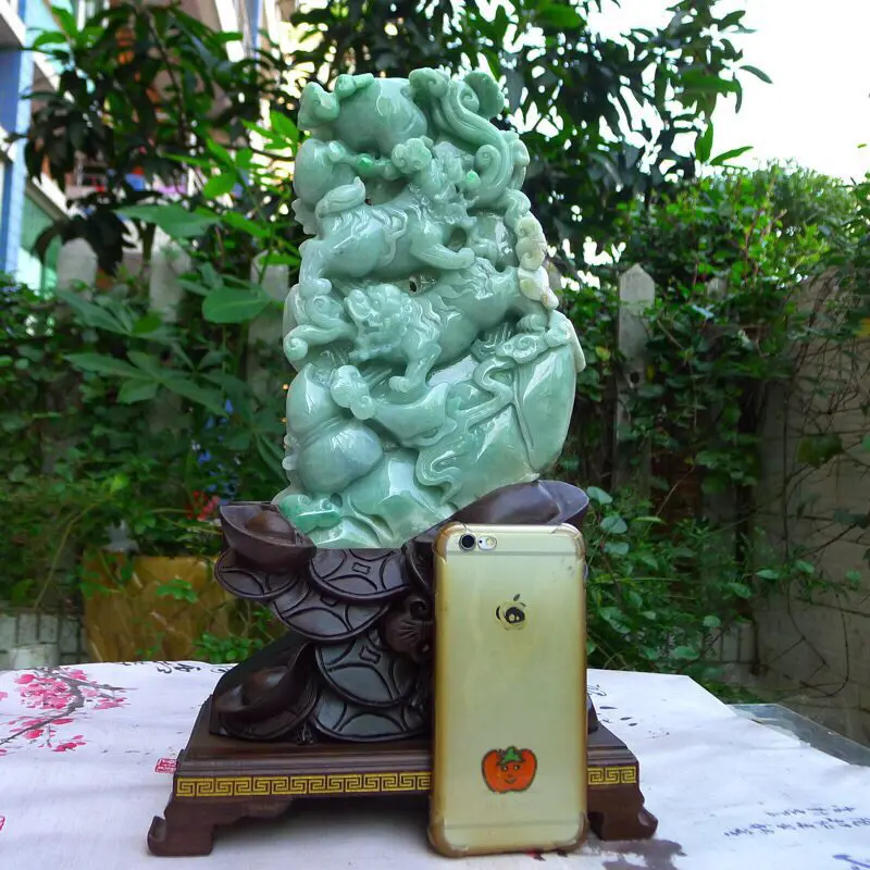 【(狮狮如意)翡翠A货老坑三彩豆绿飘阳绿水润黄加绿精工狮子戏球雄霸天下 事事如意摆件 裸石尺寸:260/155/35 连底坐:380/220/110mm 玉石重量:2.54kg,】图9