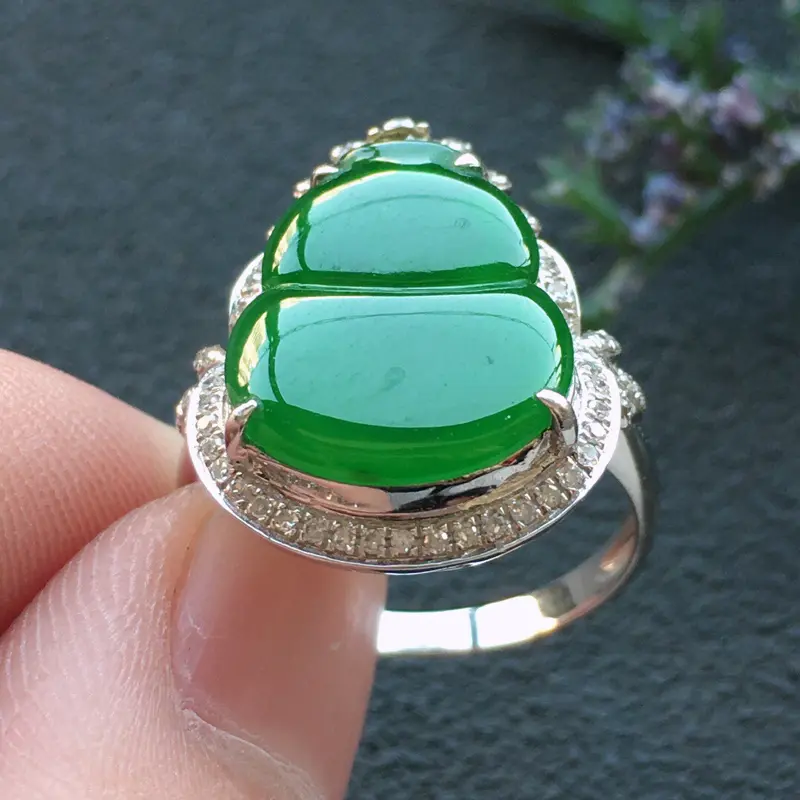 【精品翡翠18K镶嵌伴钻葫芦戒指,雕工精美,玉质莹润,尺寸:内径:17MM,裸石尺寸:14.8*12*2.7MM,总质量:4.1g】图7
