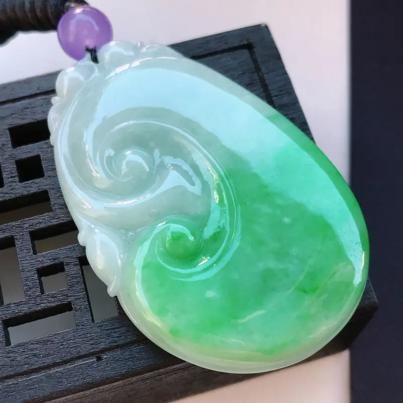 【翡翠A货 糯种水润飘阳绿翡翠吉祥如意吊坠 尺寸53/34.5/6.3(顶珠配饰珠)】图6