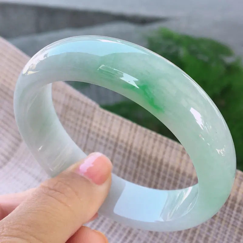 【正圈57-58,天然A货翡翠-莹润优雅,精美飘绿,质地细腻,正装玉手镯 完美无纹裂,尺寸圈口57.8/15.8/7.8 120423】图6