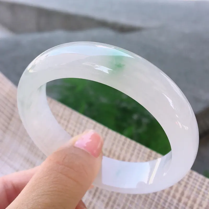 【正圈52-53,天然A货翡翠-莹润优雅,精美飘绿,种水好,起荧光,正装玉手镯 完美无纹裂,尺寸圈口52.2/13.7/7.0 120461】图4