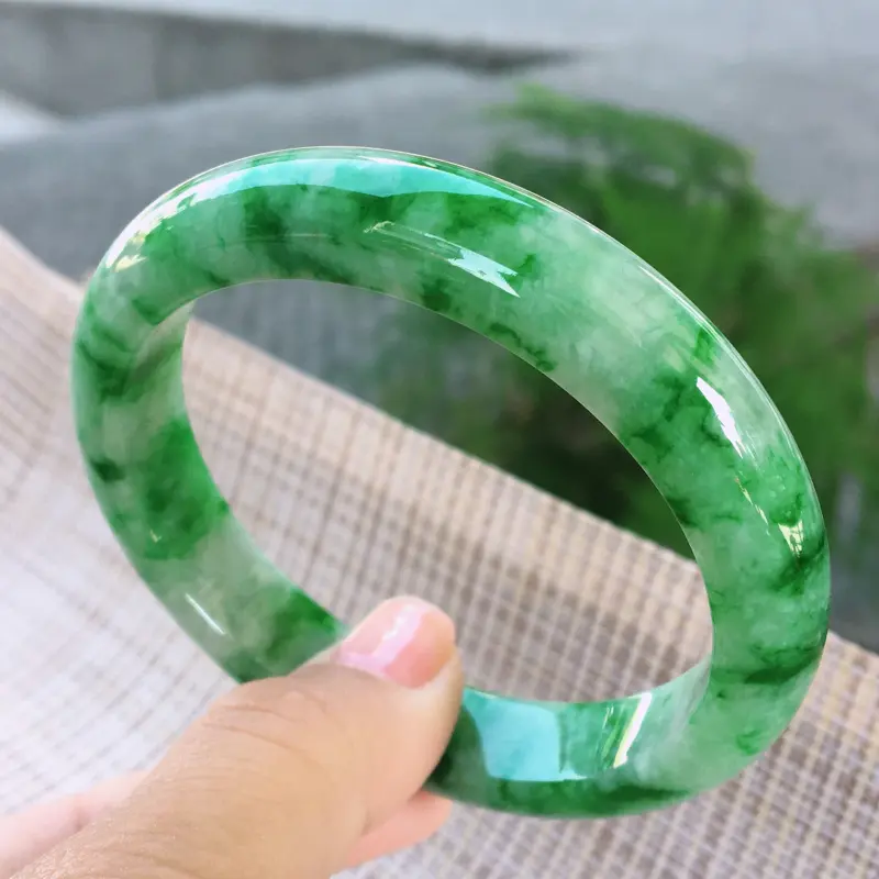 【正圈57-58,天然A货翡翠-莹润优雅,精美飘绿花,质地细腻,正装玉手镯 ,尺寸圈口57.4/12.4/7.9 120437】图3