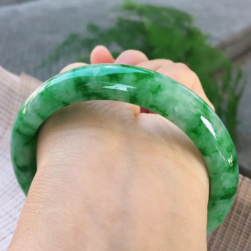 【正圈57-58,天然A货翡翠-莹润优雅,精美飘绿花,质地细腻,正装玉手镯 ,尺寸圈口57.4/12.4/7.9 120437】图8