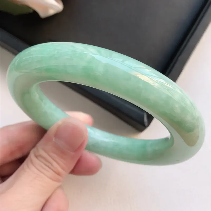 【自然光拍摄 圈口58.2mm 糯种浅绿圆条手镯C144玉质细腻水润,条形大方,高贵优雅,端庄大气
温馨提示:避免手镯圈口佩戴不合适,可以先咨询客服,询问测量圈口方法】图3