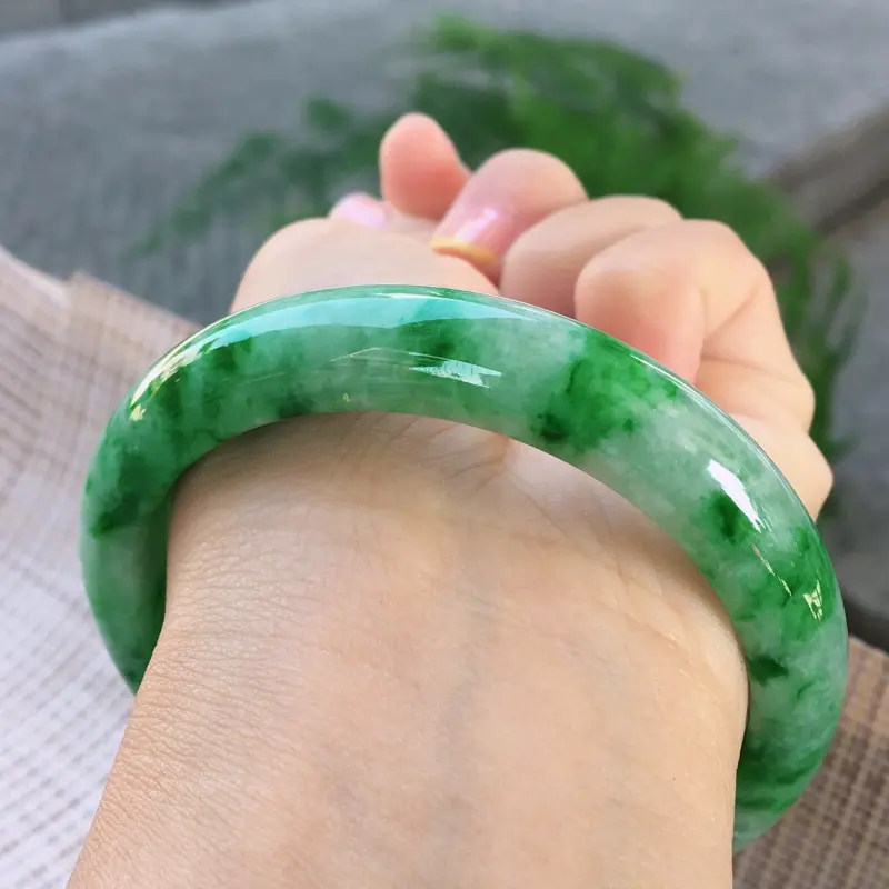 【正圈57-58,天然A货翡翠-莹润优雅,精美飘绿花,质地细腻,正装玉手镯 ,尺寸圈口57.4/12.4/7.9 120437】图7
