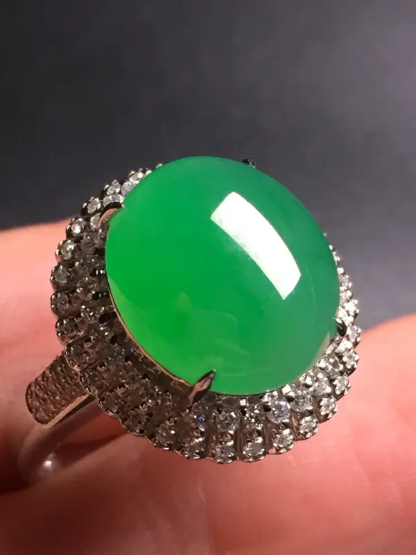 【翡翠A货,阳绿蛋面戒指,18k真金真钻镶嵌,完美,种水超好,玉质细腻。整体尺寸:17.4*16.2*10.5】图5