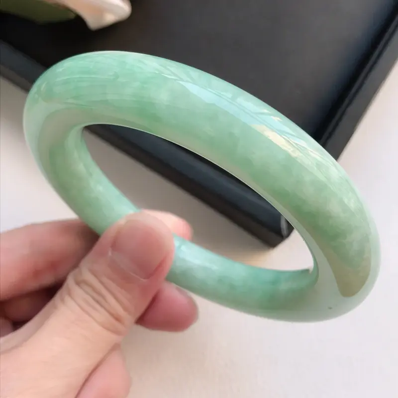 【自然光拍摄 圈口58.2mm 糯种浅绿圆条手镯C144玉质细腻水润,条形大方,高贵优雅,端庄大气
温馨提示:避免手镯圈口佩戴不合适,可以先咨询客服,询问测量圈口方法】图2