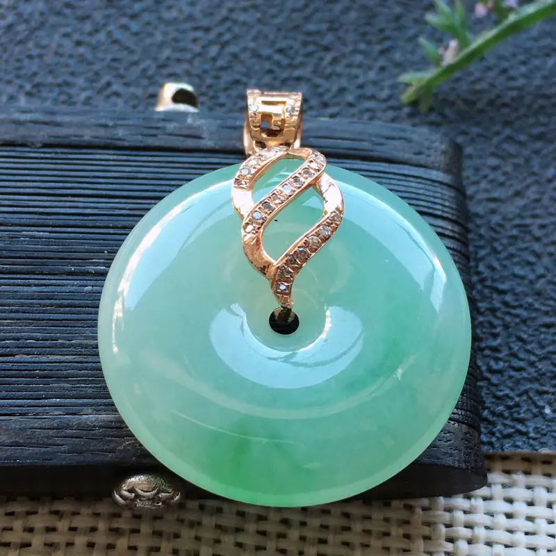【精品翡翠18K镶嵌伴钻平安扣吊坠,雕工精美,玉质莹润,尺寸:裸石尺寸:21.6*5.5MM,总质量:5.9g###】图1