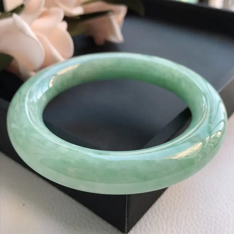 【自然光拍摄 圈口58.2mm 糯种浅绿圆条手镯C144玉质细腻水润,条形大方,高贵优雅,端庄大气
温馨提示:避免手镯圈口佩戴不合适,可以先咨询客服,询问测量圈口方法】图1