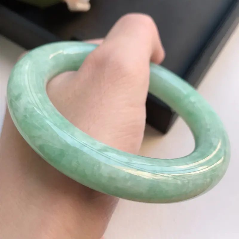 【自然光拍摄 圈口58.2mm 糯种浅绿圆条手镯C144玉质细腻水润,条形大方,高贵优雅,端庄大气
温馨提示:避免手镯圈口佩戴不合适,可以先咨询客服,询问测量圈口方法】图8