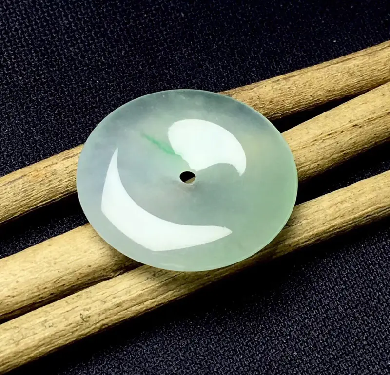 【🌹平安扣吊坠:种老水足,色泽漂亮,干净透光,圆润饱满,透光有棉点,四季平安,生活圆满寓意佳,有孔。尺寸:27.2--4.8】图1