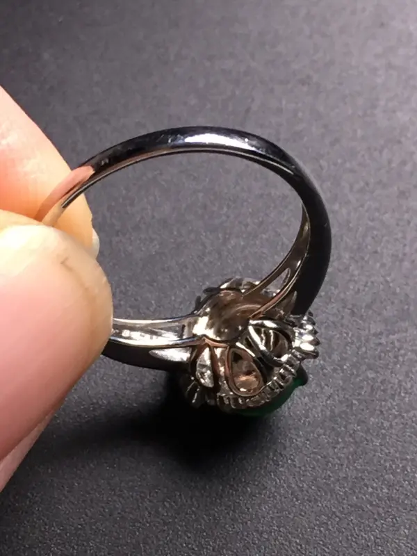 【翡翠A货,阳绿蛋面戒指,18k真金真钻镶嵌,完美,种水超好,玉质细腻。整体尺寸:10.9*11.0*8.5】图7