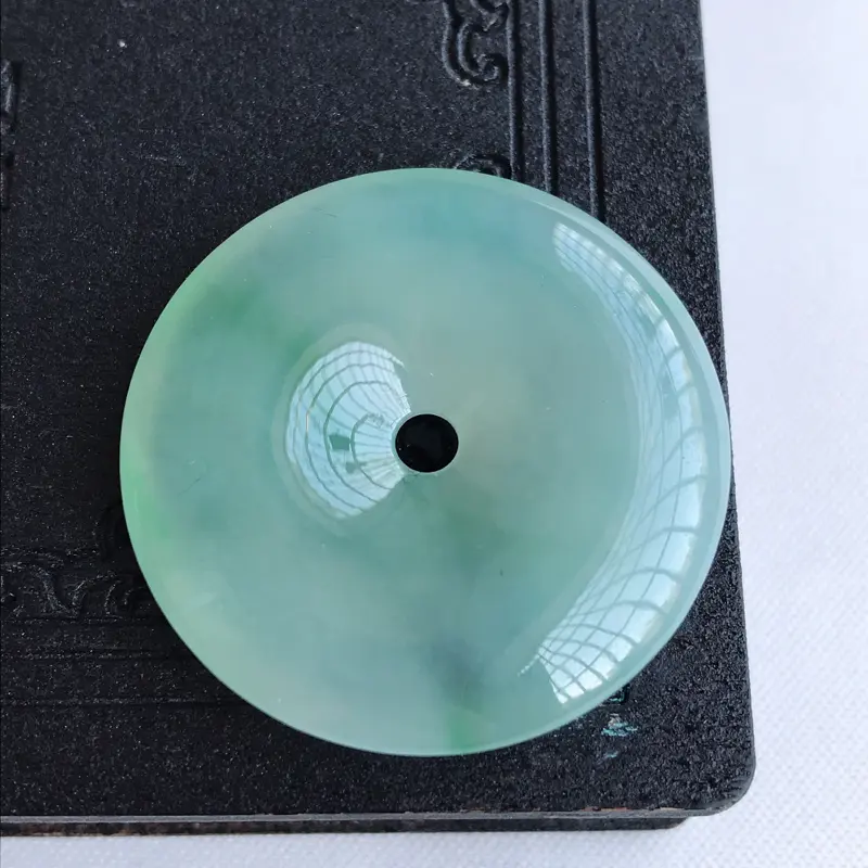 【天然翡翠A货冰糯种飘绿平安扣吊坠,尺寸:32.3×6.5mm,水润通透,形体饱满,雕工精美,】图3