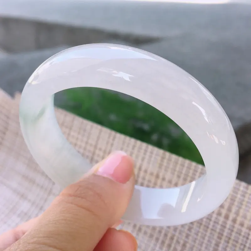 【正圈52-53,天然A货翡翠-莹润优雅,精美飘绿,种水好,起荧光,正装玉手镯 完美无纹裂,尺寸圈口52.2/13.7/7.0 120461】图6
