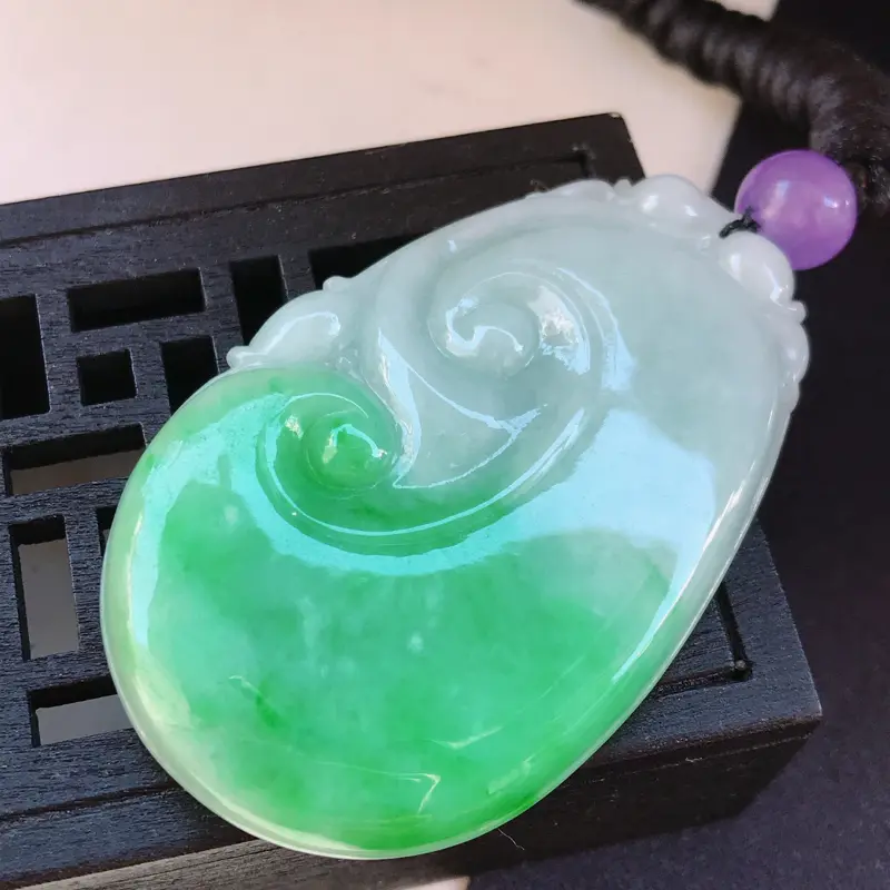 【翡翠A货 糯种水润飘阳绿翡翠吉祥如意吊坠 尺寸53/34.5/6.3(顶珠配饰珠)】图9