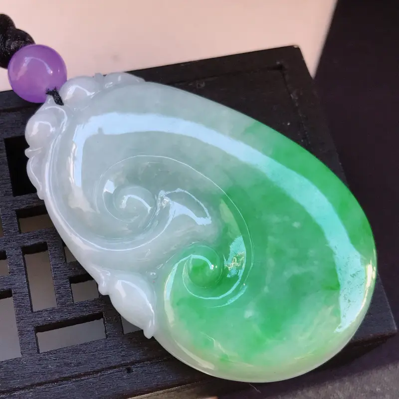 【翡翠A货 糯种水润飘阳绿翡翠吉祥如意吊坠 尺寸53/34.5/6.3(顶珠配饰珠)】图1