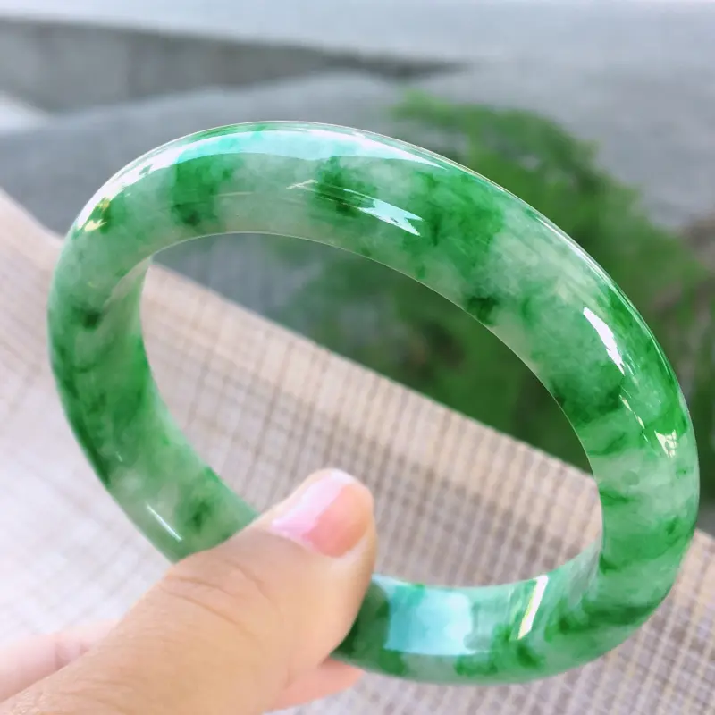 【正圈57-58,天然A货翡翠-莹润优雅,精美飘绿花,质地细腻,正装玉手镯 ,尺寸圈口57.4/12.4/7.9 120437】图5