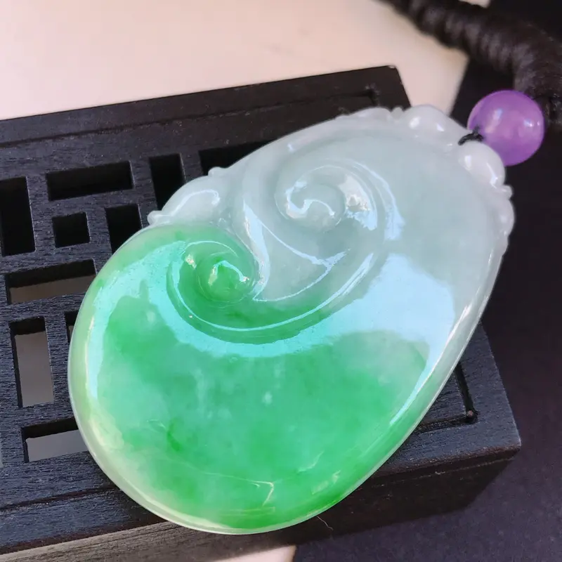 【翡翠A货 糯种水润飘阳绿翡翠吉祥如意吊坠 尺寸53/34.5/6.3(顶珠配饰珠)】图4