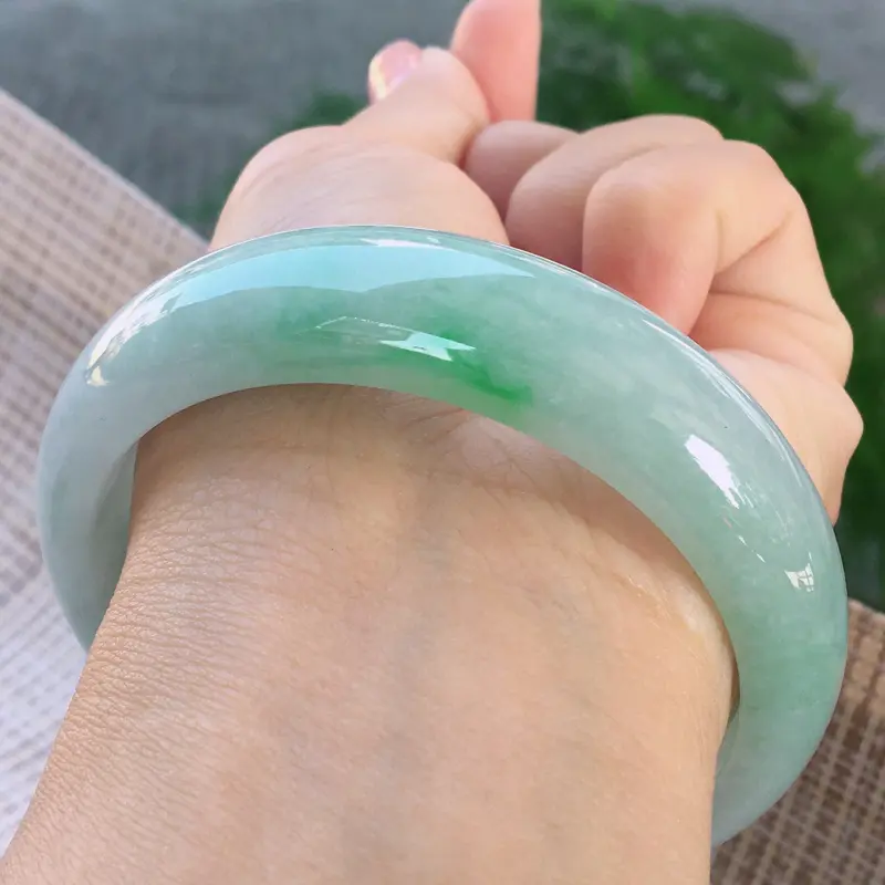 【正圈57-58,天然A货翡翠-莹润优雅,精美飘绿,质地细腻,正装玉手镯 完美无纹裂,尺寸圈口57.8/15.8/7.8 120423】图7