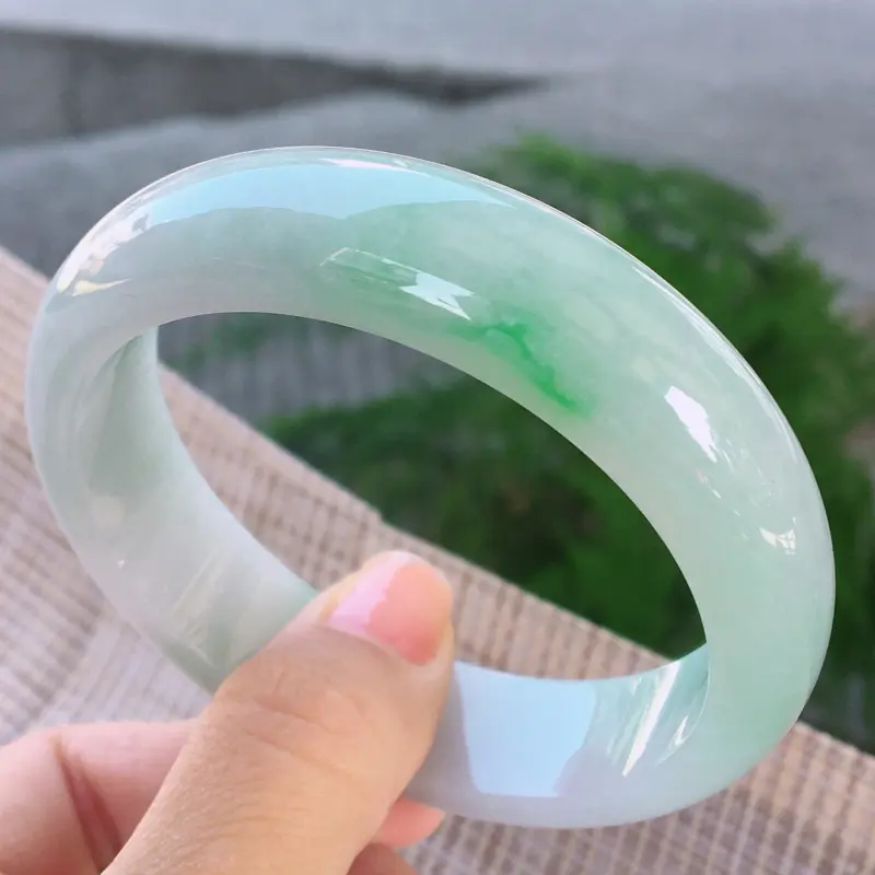 【正圈57-58,天然A货翡翠-莹润优雅,精美飘绿,质地细腻,正装玉手镯 完美无纹裂,尺寸圈口57.8/15.8/7.8 120423】图3