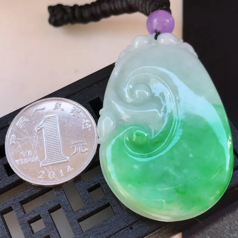 【翡翠A货 糯种水润飘阳绿翡翠吉祥如意吊坠 尺寸53/34.5/6.3(顶珠配饰珠)】图11