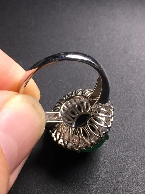 【翡翠A货,阳绿蛋面戒指,18k真金真钻镶嵌,完美,种水超好,玉质细腻。整体尺寸:17.4*16.2*10.5】图7