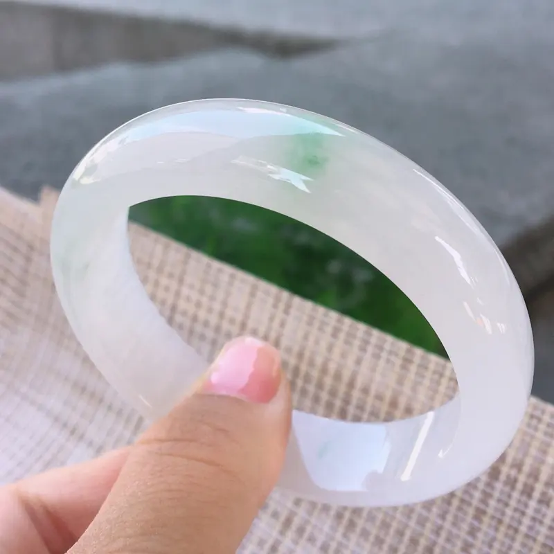 【正圈52-53,天然A货翡翠-莹润优雅,精美飘绿,种水好,起荧光,正装玉手镯 完美无纹裂,尺寸圈口52.2/13.7/7.0 120461】图7