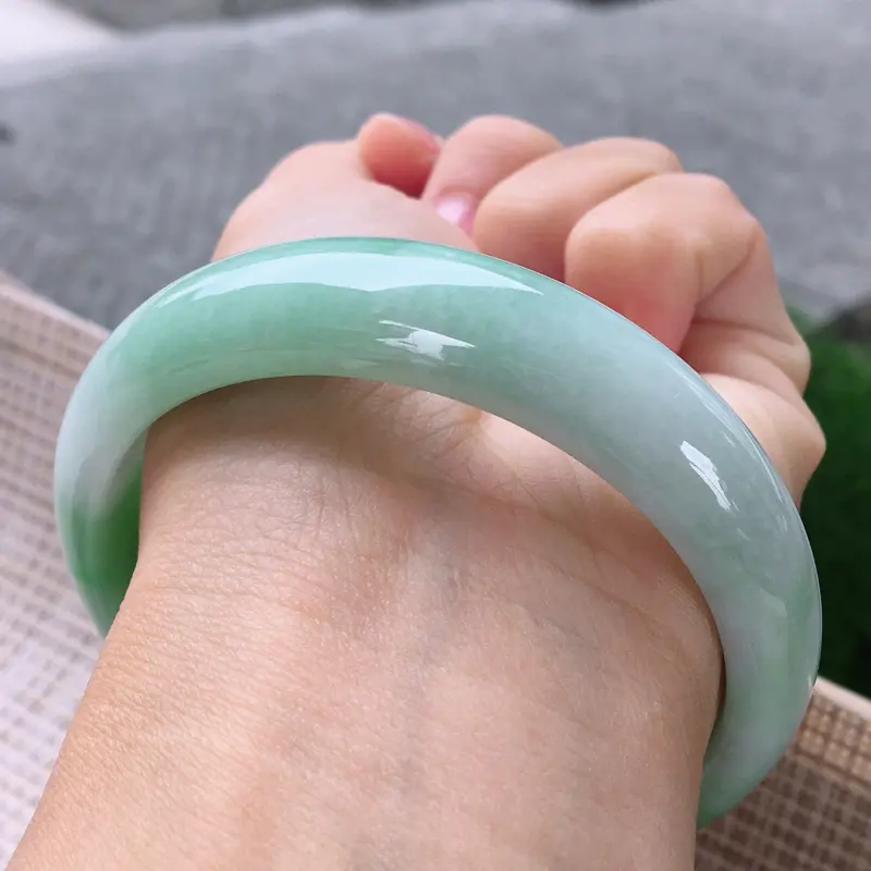 【正圈57-58,天然A货翡翠-老坑莹润,精美飘绿,质地细腻,正装玉手镯 完美无纹裂,尺寸圈口57.6/14.5/7.4 120529】图9
