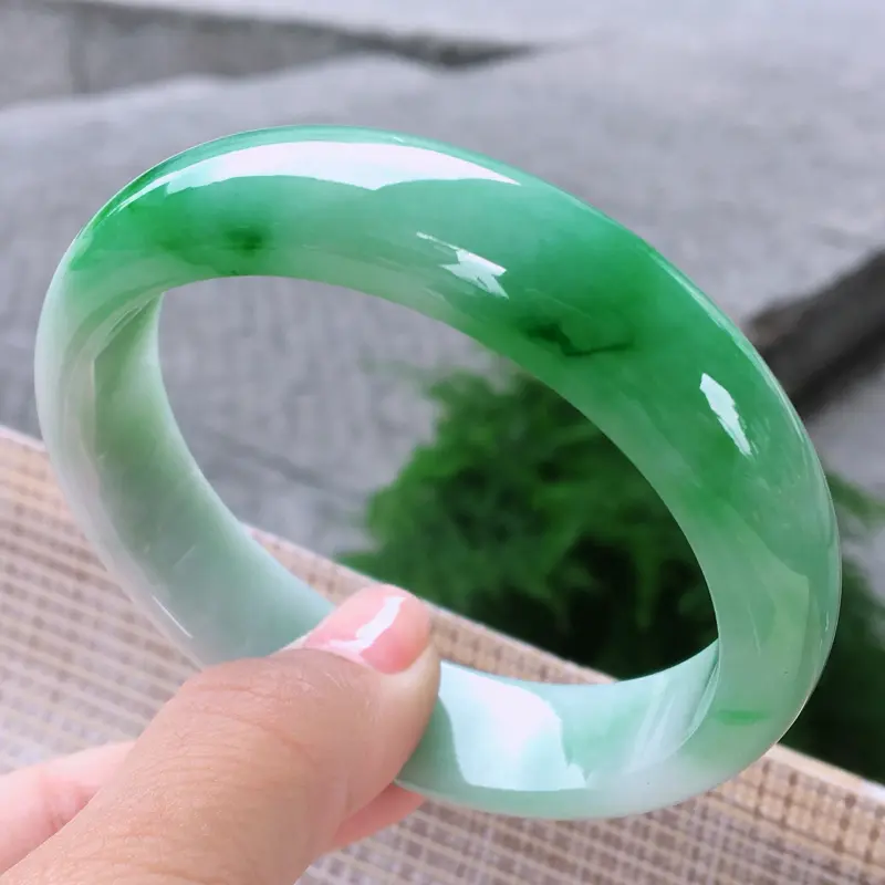 【正圈57-58,天然A货翡翠-老坑莹润,精美飘绿,质地细腻,正装玉手镯 完美无纹裂,尺寸圈口57.6/14.5/7.4 120529】图4