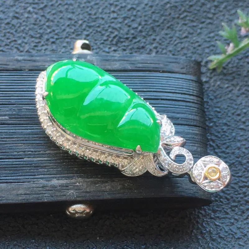 【精品翡翠18K镶嵌伴钻四季平安吊坠,雕工精美,玉质莹润,尺寸:整体尺寸:33.7*13.9*8MM,裸石尺寸:20.2*10.7*3MM,总质量:3.9g】图3