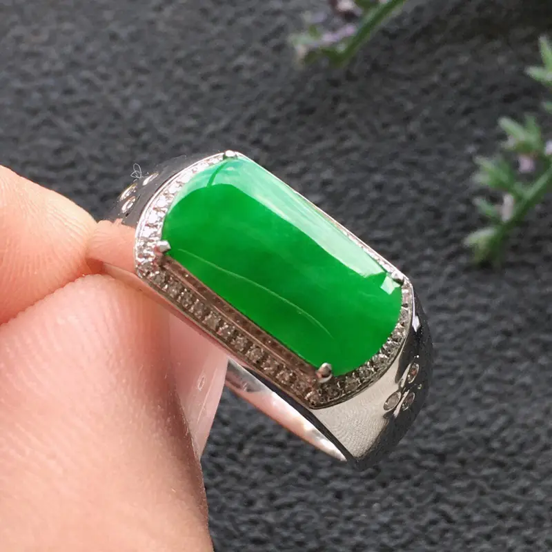 【精品翡翠18K镶嵌伴钻戒指,雕工精美,玉质莹润,尺寸:内径:17.8MM,裸石尺寸:6.4*13*1.5MM,总质量:5g】图2