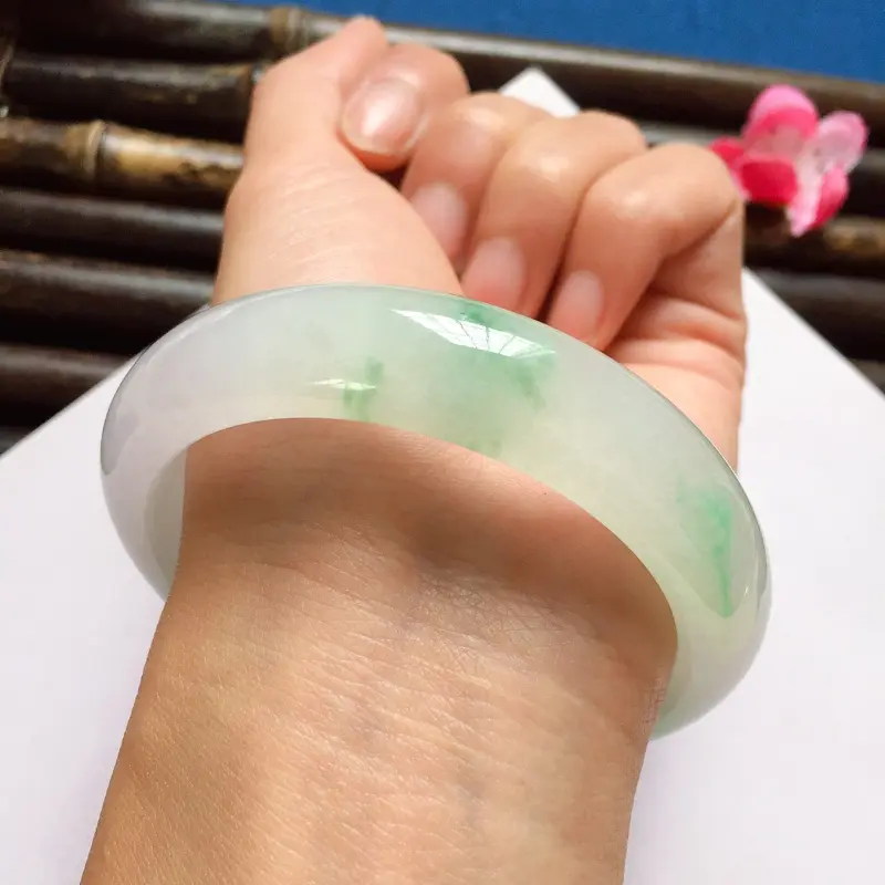 【正圈57.5mm,糯化种飘果绿手镯,底子水润饱满,纯净迷人玉质,清甜果绿花,贵气十足】图8