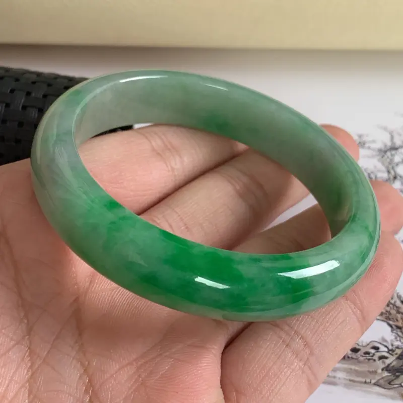 【水润飘绿翡翠正圈手镯57.3mm,尺寸57.3*13.1*8mm,料子细腻,色彩鲜艳,版型宽厚大方,上手时尚优雅】图4