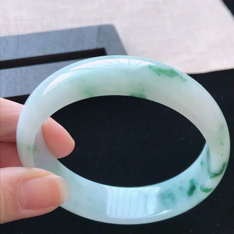 【正圈:57.3。天然翡翠A货。老坑飘绿花手镯。玉质莹润,佩戴清秀优雅。尺寸:57.3*15.8*6.3mm】图6