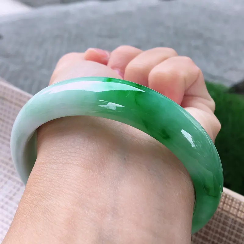 【正圈57-58,天然A货翡翠-老坑莹润,精美飘绿,质地细腻,正装玉手镯 完美无纹裂,尺寸圈口57.6/14.5/7.4 120529】图8
