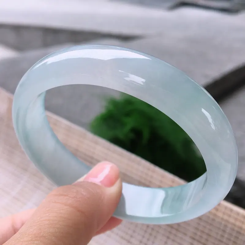 【贵妃58适合正圈56佩戴,天然A货翡翠-水润起胶感,精美双彩,种水好,起荧光,贵妃玉手镯 完美无纹裂,尺寸圈口58.0/51.2/13.5/7.0 120550】图5