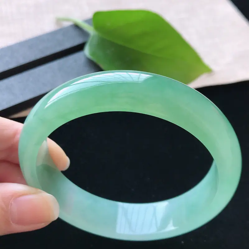 【正圈:58.6。天然翡翠A货。老坑冰糯种飘绿手镯。色泽鲜艳,佩戴高贵优雅。尺寸:58.6*15*7.5mm】图1