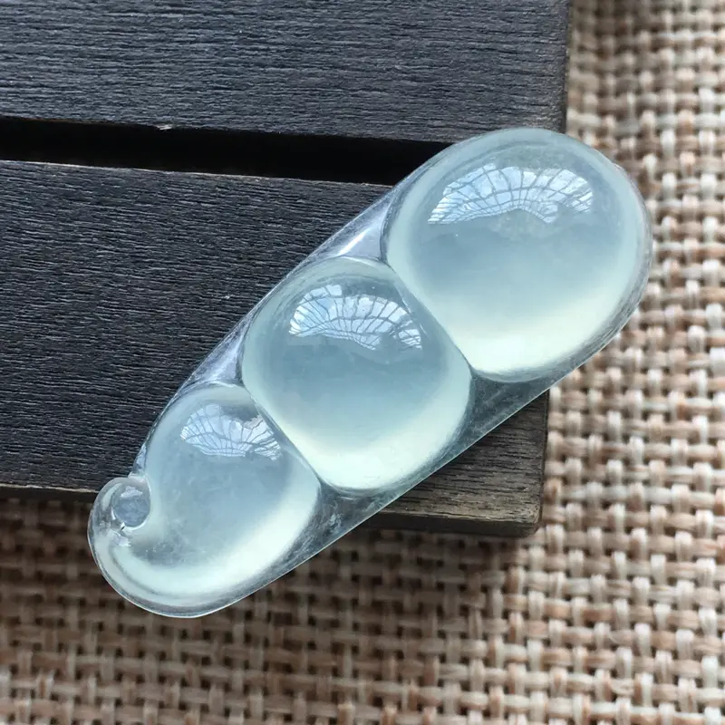 【自然光实拍,缅甸a货翡翠,冰种福豆,种好水润,玉质细腻,饱满,雕工精细,漂亮,品相佳,有孔可直接佩戴。】图3