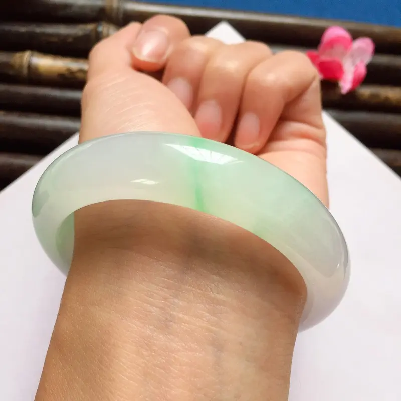 【正圈57.5mm,糯化种飘果绿手镯,底子水润饱满,纯净迷人玉质,清甜果绿花,贵气十足】图6
