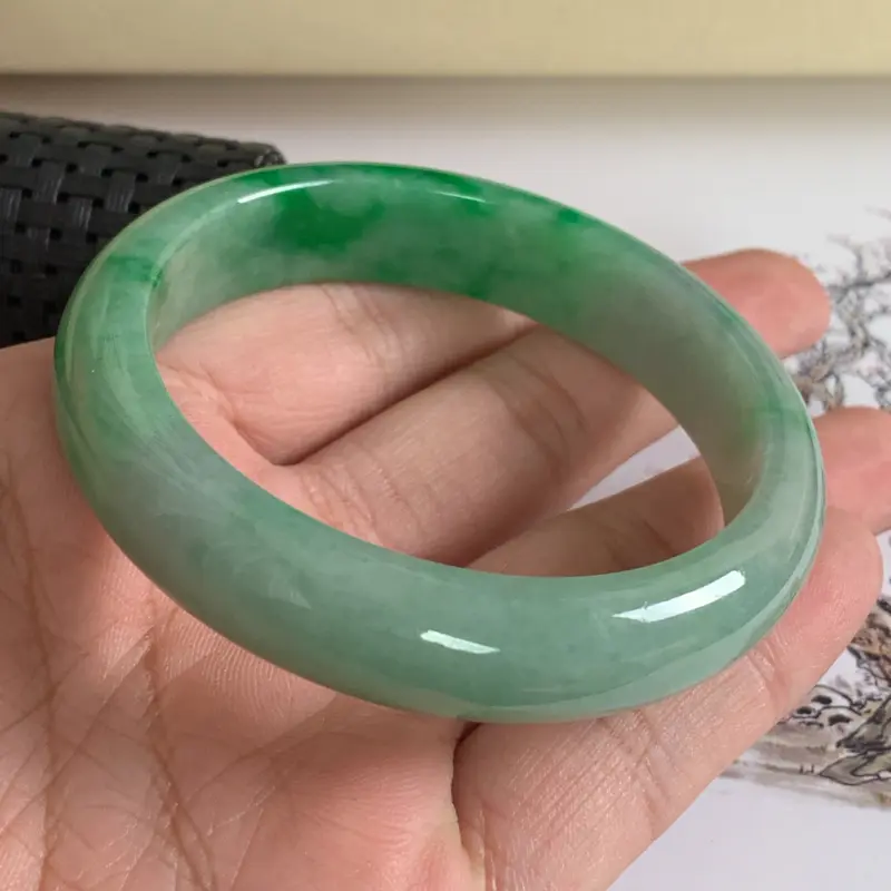 【水润飘绿翡翠正圈手镯57.3mm,尺寸57.3*13.1*8mm,料子细腻,色彩鲜艳,版型宽厚大方,上手时尚优雅】图5