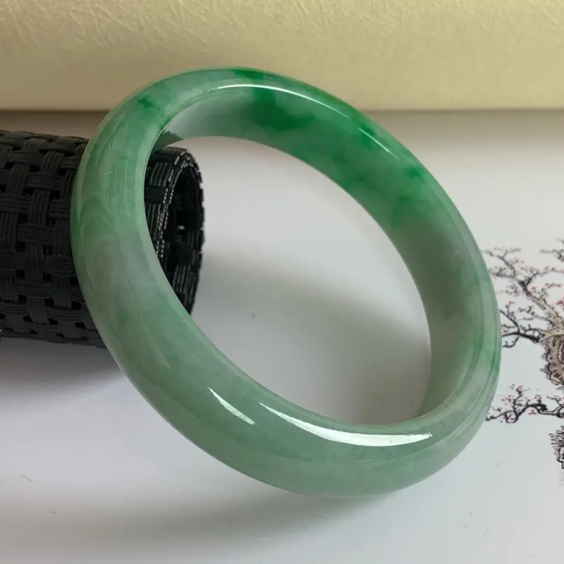 【水润飘绿翡翠正圈手镯57.3mm,尺寸57.3*13.1*8mm,料子细腻,色彩鲜艳,版型宽厚大方,上手时尚优雅】图1