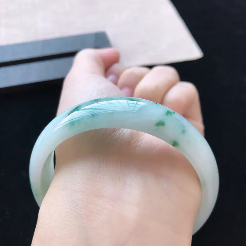 【正圈:57.3。天然翡翠A货。老坑飘绿花手镯。玉质莹润,佩戴清秀优雅。尺寸:57.3*15.8*6.3mm】图8